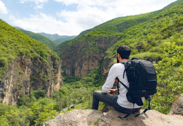 Człowiek, który wie, że warto regularnie jeździć w góry.