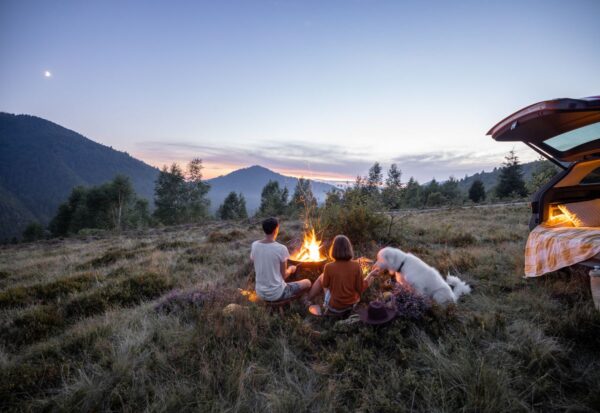 Rodzina pojechaław góry latem