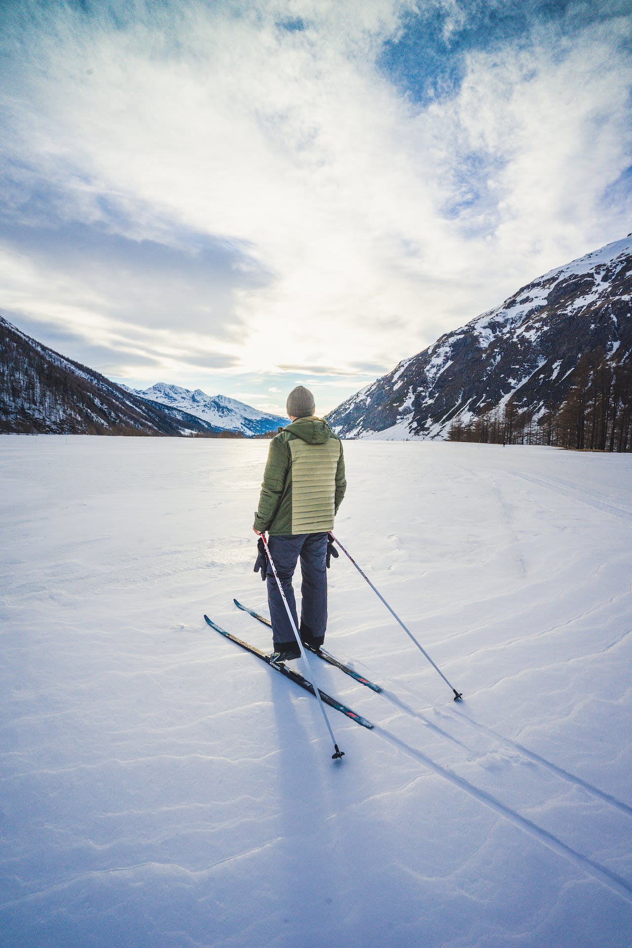Cechy profesjonalnych kurtek narciarskich: jak wybrać idealną?