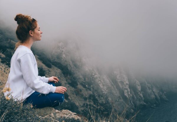 Kobieta przekazuje pozdrowienia w formie uczuć