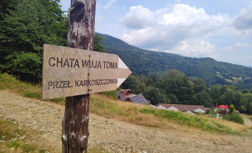 Szlak z Białego Krzyża przez Przełęcz Karkoszczonka